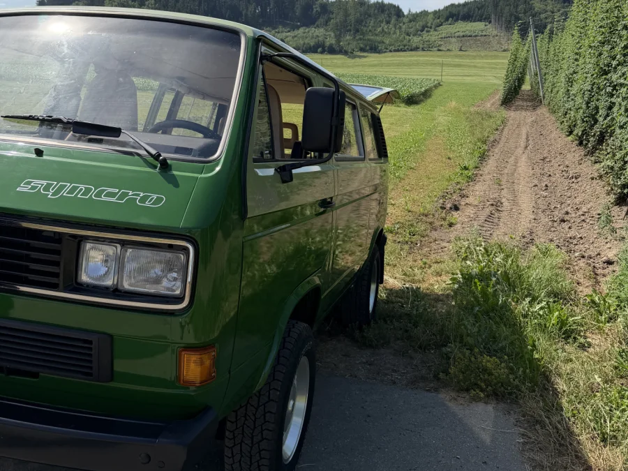 Langer VW-Bus beim Einparken in einer engen Tiefgarage