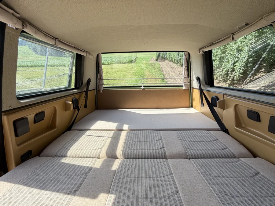 Flexibel beladener Innenraum eines langen Camperbusses mit Stauraum