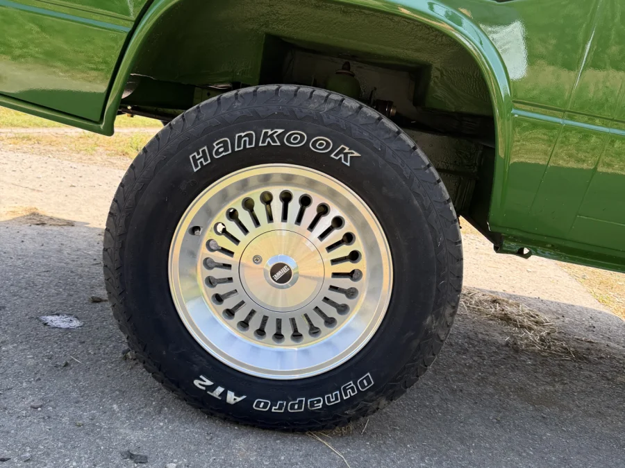 Allrad-VW-Bus auf verschneitem Campingplatz mit sichtbarem Reifenprofil