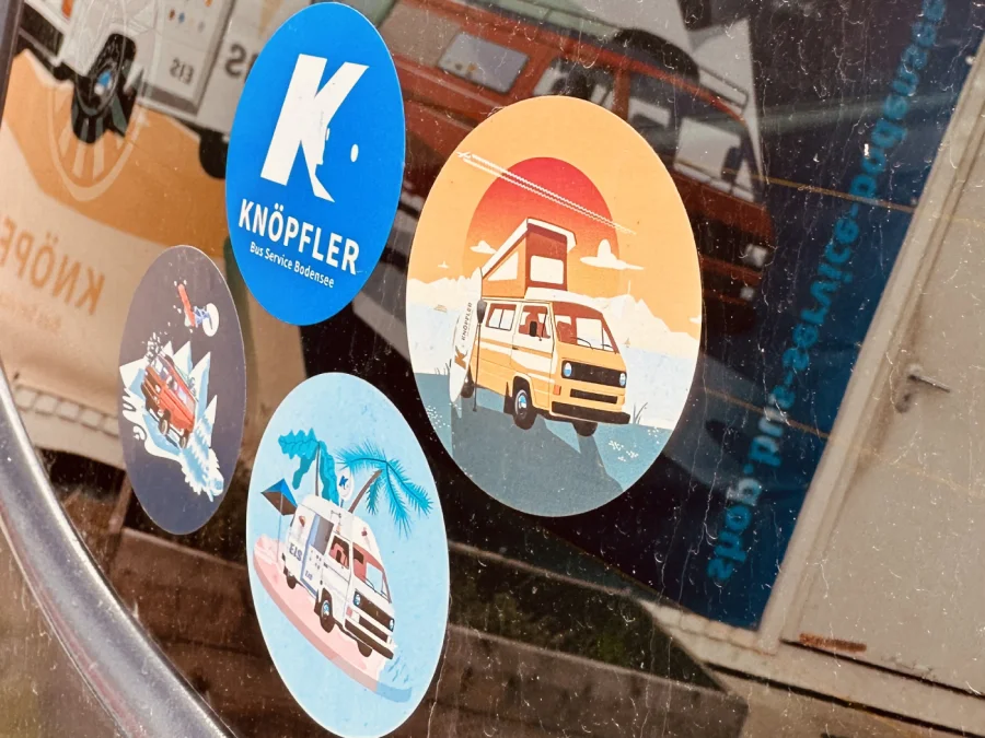 Blick durch die geöffnete Heckklappe auf eine ausgerichtete Schlafplattform zwischen den Radkästen