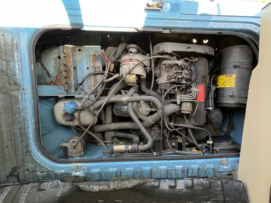 Detailansicht einer Motorkennbuchstaben-Fläche am Motorblock eines VW T3