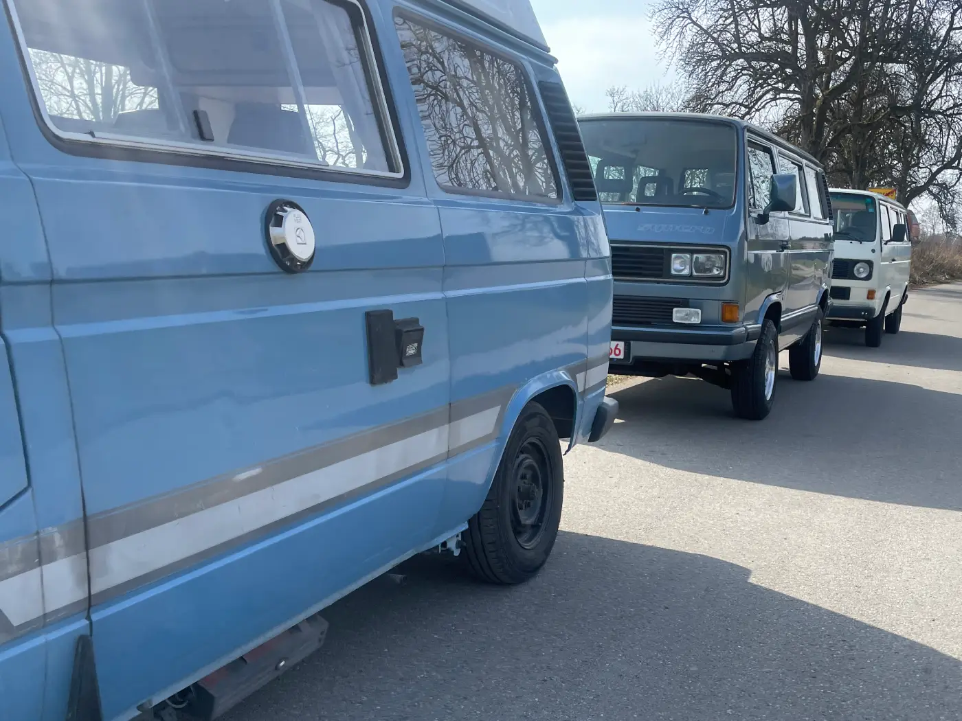 Klassischer VW-Bus-ähnlicher Camper mit geöffnetem Innenraum in einer Werkstatthalle